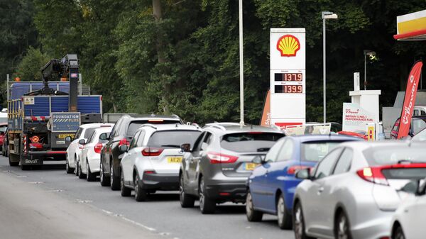 Vehicles queue to refill outside a Shell fuel station in Redbourn, Britain, September 25, 2021. REUTERS/Peter Cziborra - Sputnik International
