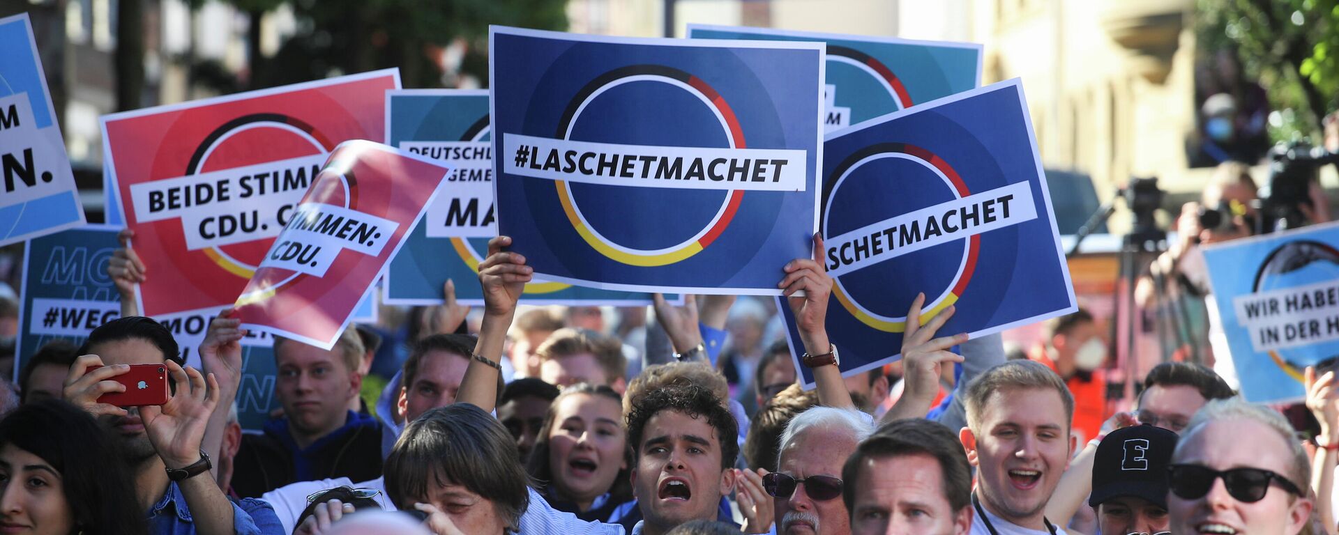 Supporters take part in a rally with German Chancellor Angela Merkel and North Rhine-Westphalia State Premier, Christian Democratic Union (CDU) party leader and candidate for chancellor Armin Laschet, ahead of the September 26 general election, in Aachen, Germany, September 25, 2021.  - Sputnik International, 1920, 26.09.2021