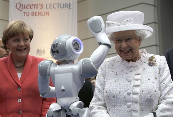 German Chancellor Angela Merkel and Queen Elizabeth II attending an exhibition at the Technische Universitaet (Technical University of Berlin). 24 June 2015. - Sputnik International