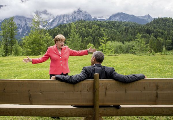 German Chancellor Angela Merkel speaks with US President Barack Obama during a G7 summit. - Sputnik International