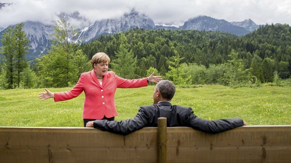 Канцлер Германии Ангела Меркель разговаривает с президентом США Бараком Обамой в отеле Schloss Elmau, Германия  - Sputnik International