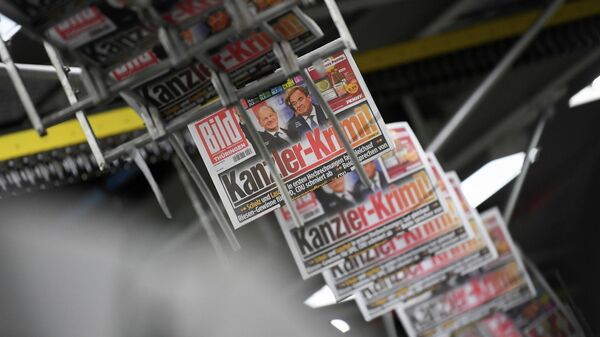 Printed editions of Bild newspaper show candidates for chancellor Olaf Scholz, of Social Democratic Party (SPD), and Armin Laschet, of Christian Democratic Union (CDU), after the first exit polls for the general elections in Berlin, Germany, September 26, 2021. - Sputnik International