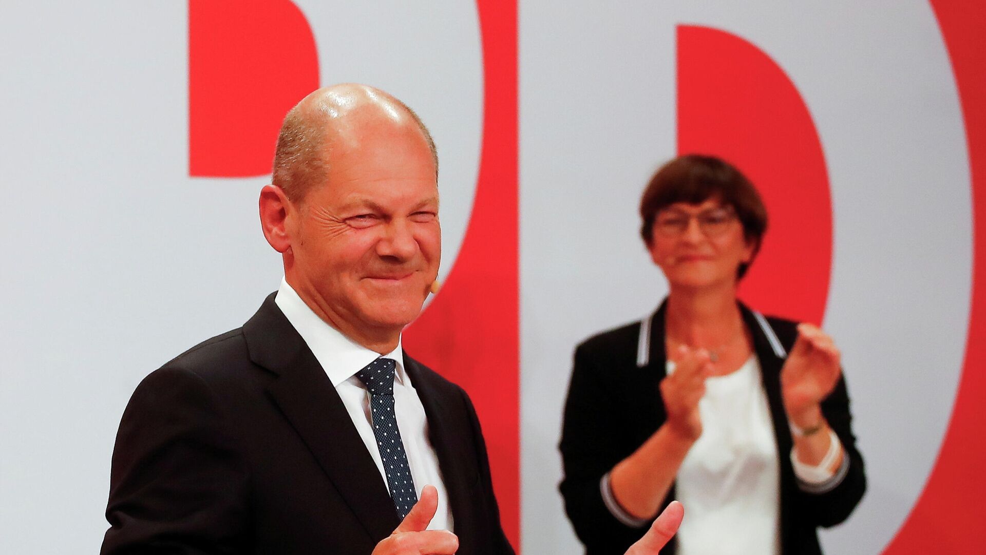 Social Democratic Party (SPD) leader and top candidate for chancellor Olaf Scholz and party co-leader Saskia Esken react after first exit polls for the general elections in Berlin, Germany, September 26, 2021.  - Sputnik International, 1920, 27.09.2021
