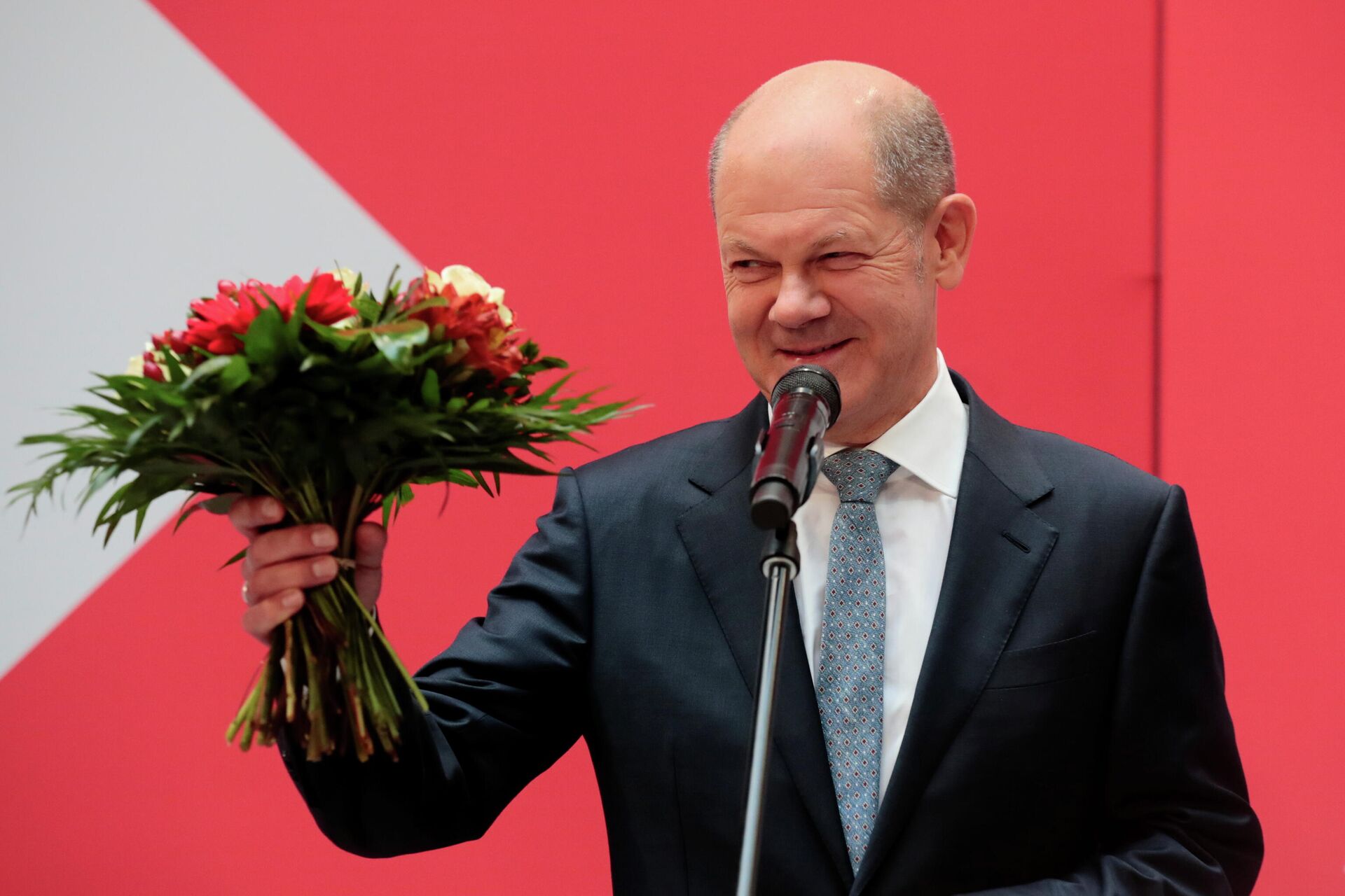 Social Democratic Party (SPD) leader and top candidate for chancellor Olaf Scholz receives flowers, one day after the general elections in Berlin, Germany, September 27, 2021 - Sputnik International, 1920, 27.09.2021