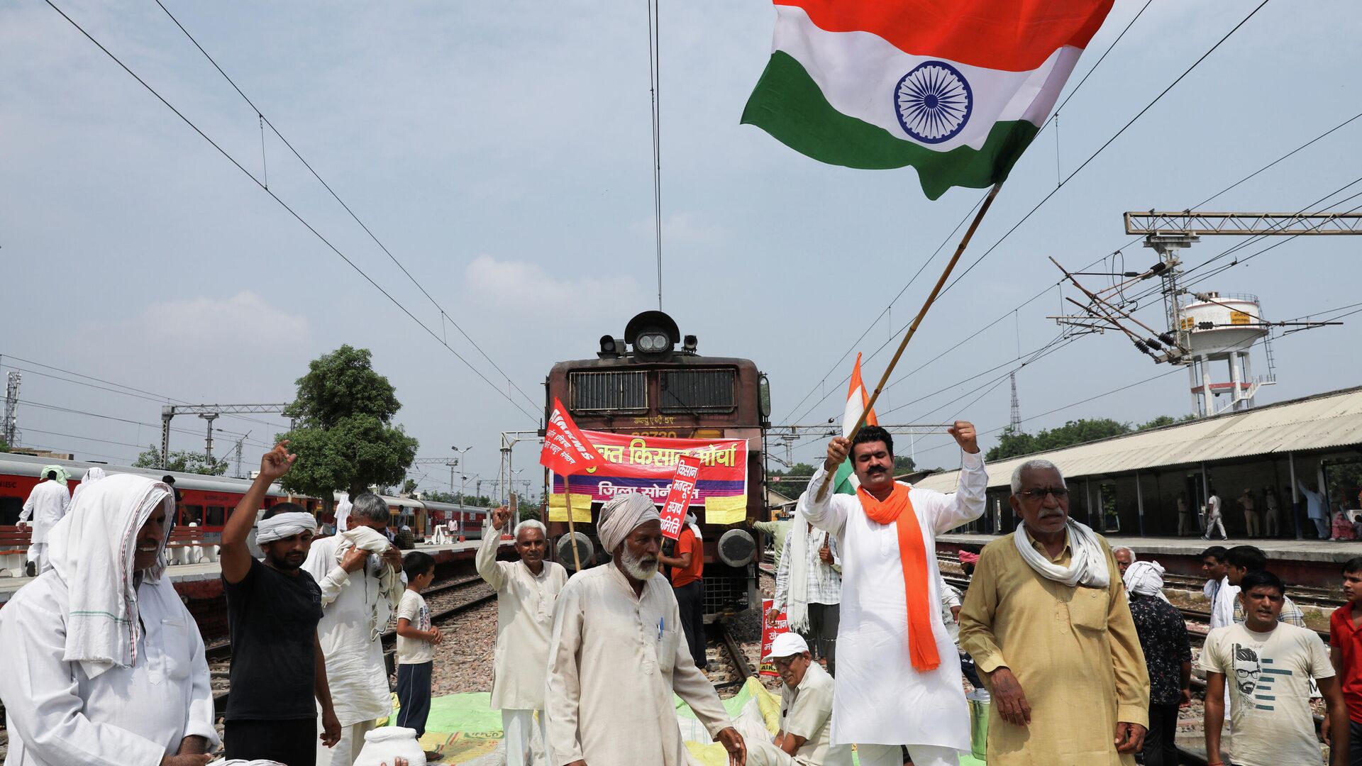 Farmers block railway tracks as part of protests against farm laws during nationwide protests, in Sonipat, northern state of Haryana, India, September 27, 2021 - Sputnik International, 1920, 27.09.2021