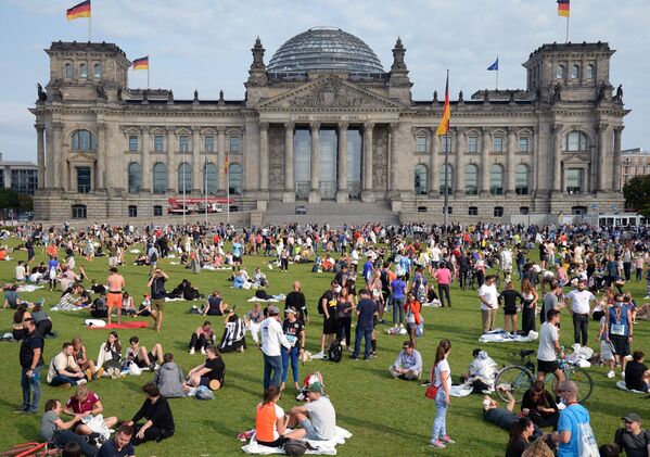 Residents of Berlin spend their time in front of the Bundestag building on the day of the parliamentary election, 26 September 2021 - Sputnik International