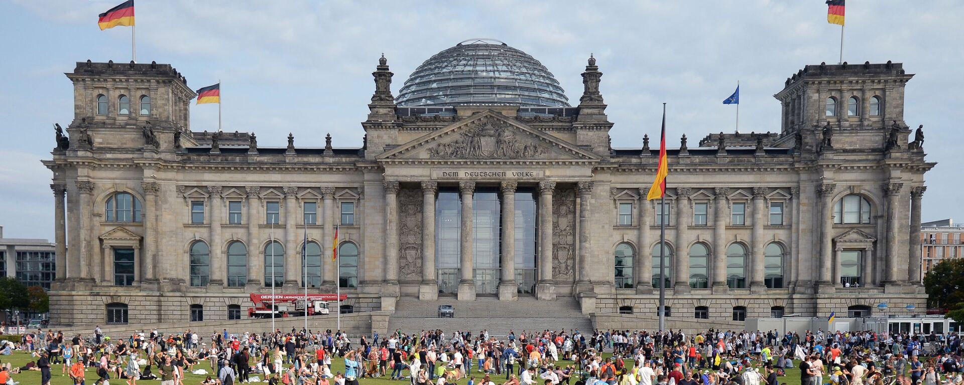 Residents of Berlin spend their time in front of the Bundestag building on the day of the parliamentary election, 26 September 2021 - Sputnik International, 1920, 26.02.2023