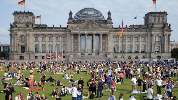 Residents of Berlin spend their time in front of the Bundestag building on the day of the parliamentary election, 26 September 2021 - Sputnik International