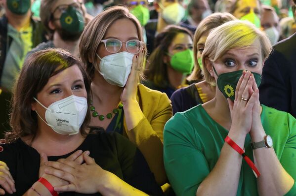 Supporters of the Greens party react after the announcement of the first exit poll results on the general elections in Berlin, Germany, 26 September 2021.  - Sputnik International