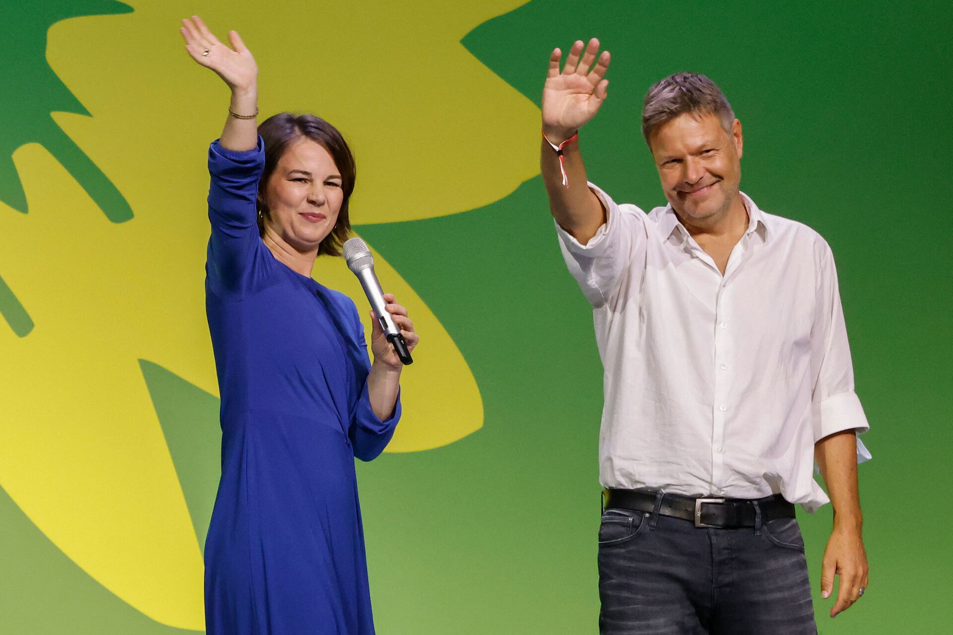 The co-leader of Germany's Green party (Die Gruenen) and the party's candidate for chancellor Annalena Baerbock (L) and co-leader of Germany's Green party (Die Gruenen) Robert Habeck wave at their electoral party after estimates were broadcast on television in Berlin on 26 September 2021 after the German general elections.  - Sputnik International, 1920, 27.09.2021