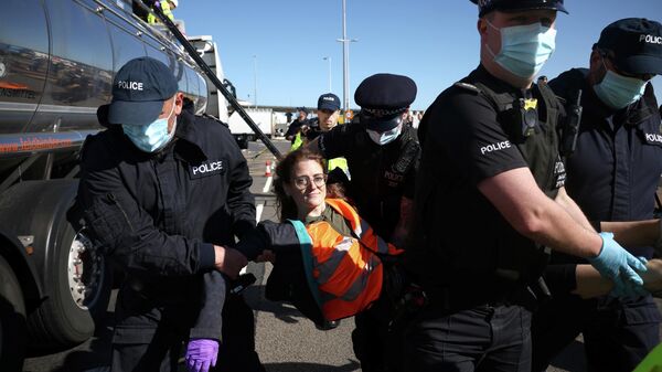 Police officers detain a protestor of the group Insulate Britain at the entrance to the Port of Dover, Britain, September 24, 2021 - Sputnik International