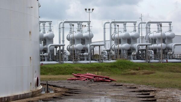 An oil storage tank and crude oil pipeline equipment is seen during a tour by the Department of Energy at the Strategic Petroleum Reserve in Freeport, Texas, U.S. June 9, 2016 - Sputnik International