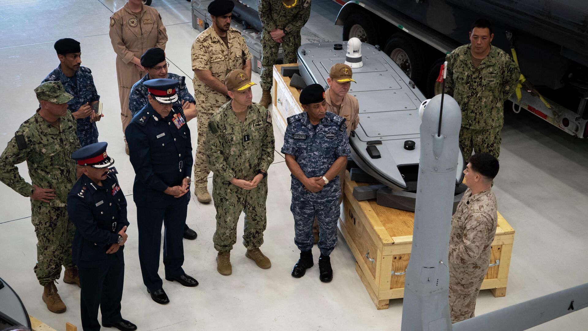 NAVAL SUPPORT ACTIVITY BAHRAIN (Sept. 23, 2021) Vice Adm. Brad Cooper, commander of U.S. Naval Forces Central Command (NAVCENT), U.S. 5th Fleet, and Combined Maritime Forces, center right, along with Major Gen. Ala Abdulla Seyadi, commander of the Bahrain Coast Guard, center left; and Rear Adm - Sputnik International, 1920, 27.09.2021
