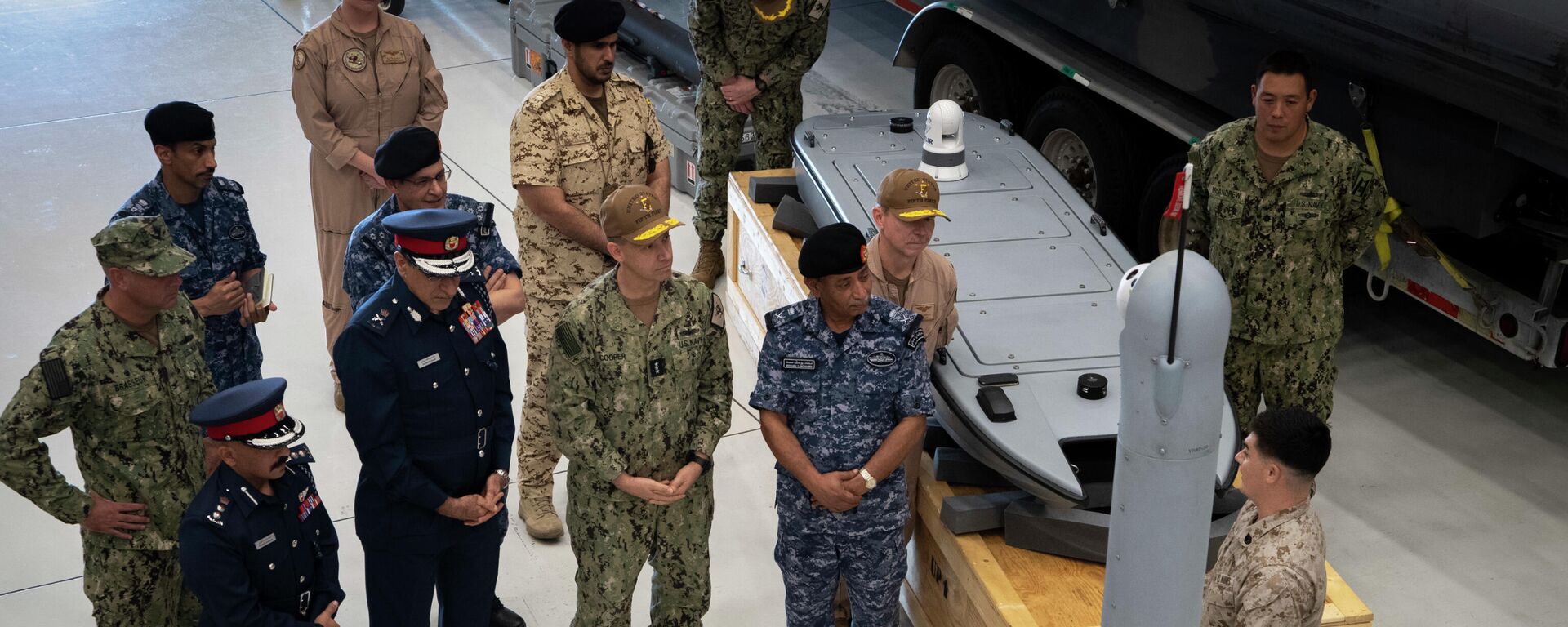 NAVAL SUPPORT ACTIVITY BAHRAIN (Sept. 23, 2021) Vice Adm. Brad Cooper, commander of U.S. Naval Forces Central Command (NAVCENT), U.S. 5th Fleet, and Combined Maritime Forces, center right, along with Major Gen. Ala Abdulla Seyadi, commander of the Bahrain Coast Guard, center left; and Rear Adm - Sputnik International, 1920, 27.09.2021