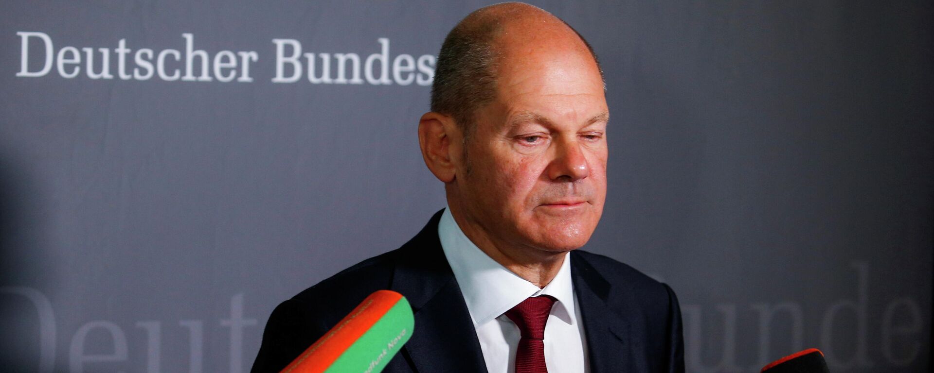 German Finance Minister and SPD candidate for the Chancellery Olaf Scholz gives a statement as he leaves a Finance commission of inquiry at the German Parliament or Bundestag in Berlin, Germany, 20 September 2021.  - Sputnik International, 1920, 27.09.2021