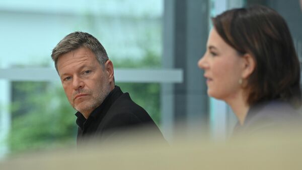 German Greens' co-leader Robert Habeck looks on during a press conference with chairwoman of the party and their top candidate Annalena Baerbock in Berlin, Germany September 27, 2021. - Sputnik International