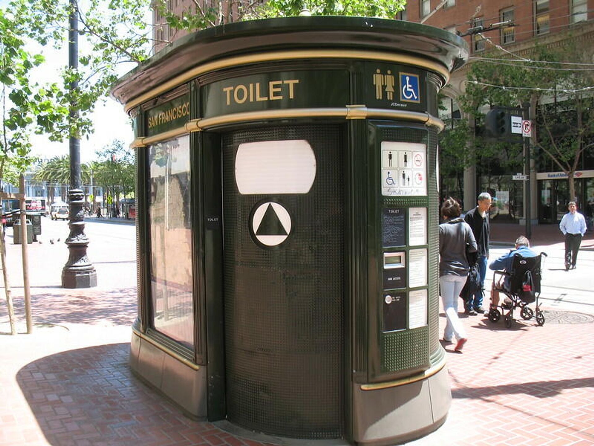 Parisian-style Public toilet kiosk in San Francisco, California, in 2009 - Sputnik International, 1920, 27.09.2021