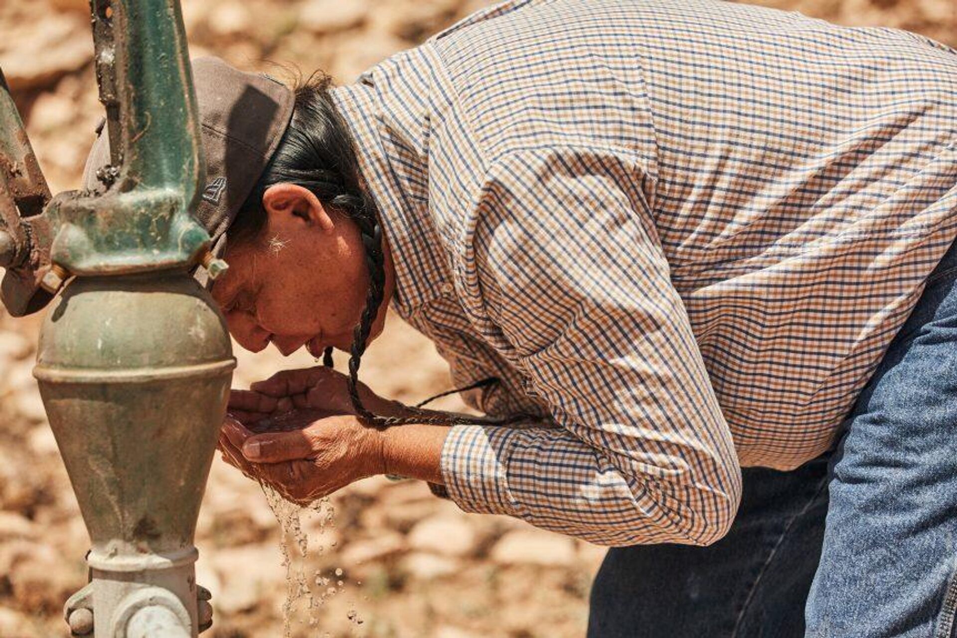 A Navajo man drinks from a water pump - Sputnik International, 1920, 27.09.2021