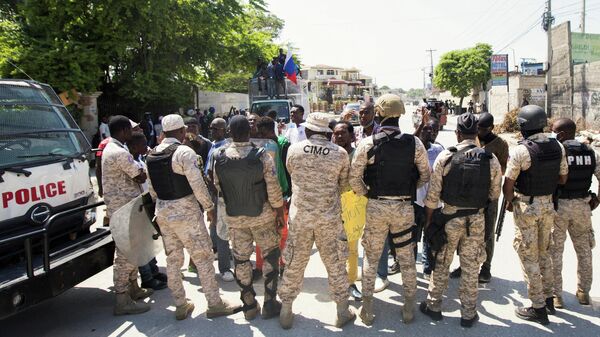 Police officers stand guard as people protesting the deportation of Haitian migrants by the United States gather outside the U.S. Embassy, in Port-au-Prince, Haiti September 26, 2021. - Sputnik International