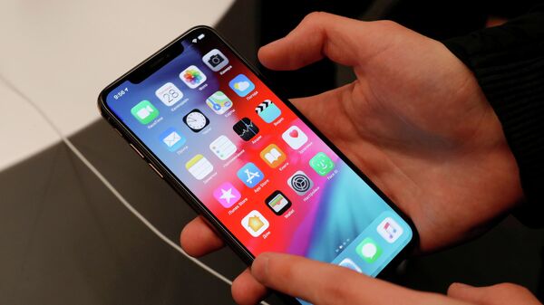 A customer tests a smartphone during the launch of the new iPhone XS and XS Max sales at re:Store Apple reseller shop in Moscow, Russia September 28, 2018.  - Sputnik International