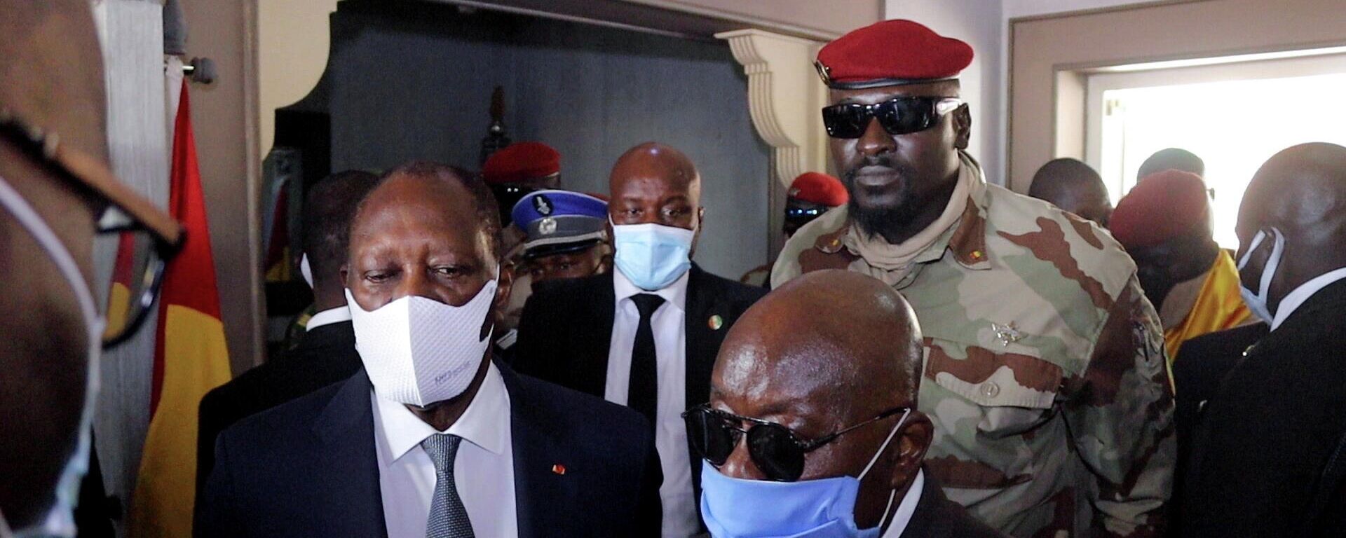 Ghana's President Nana Akufo-Addo speaks to members of the media as Ivory Coast's President Alassane Ouattara, and Guinea's Special forces commander Mamady Doumbouya, who ousted President Alpha Conde, stand next to him after their meeting to discuss ways to return Guinea to constitutional order, in Conakry, Guinea, September 17, 2021. - Sputnik International, 1920, 27.09.2021