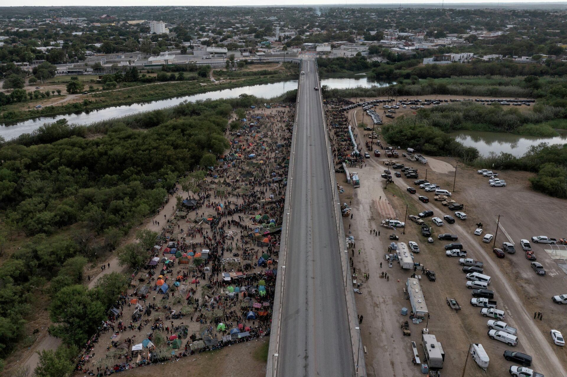Some thousands of migrants take shelter as they await to be processed near the Del Rio International Bridge after crossing the Rio Grande river into the U.S. from Ciudad Acuna in Del Rio, Texas, U.S. September 18, 2021.  - Sputnik International, 1920, 28.09.2021