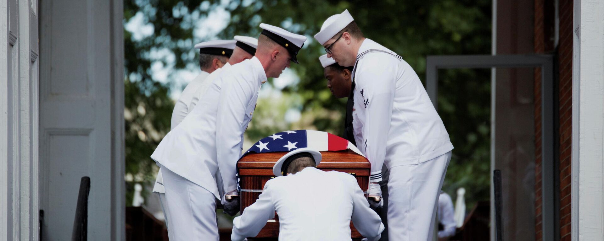 Members of the military carry the remains of U.S. Navy Corpsman Max Soviak, one of 13 U.S. service members killed in the airport suicide bombing in Afghanistan's capital Kabul, as they are returned to his hometown of Berlin Heights, Ohio, U.S., September 8, 2021 - Sputnik International, 1920, 28.09.2021