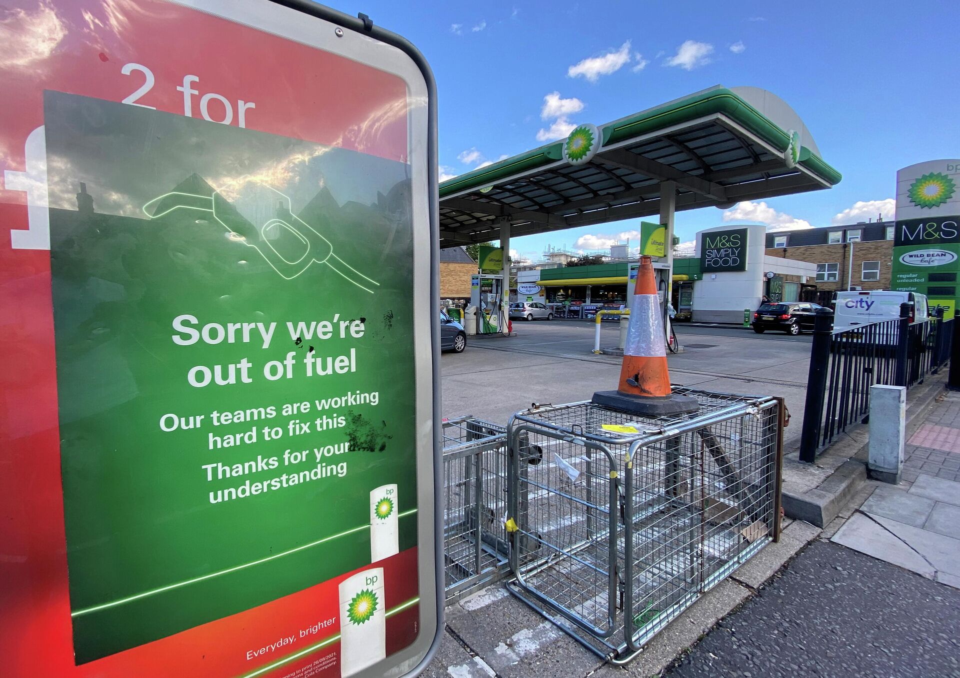 A BP petrol station that has run out of fuel is seen in south London, Britain - Sputnik International, 1920, 28.09.2021