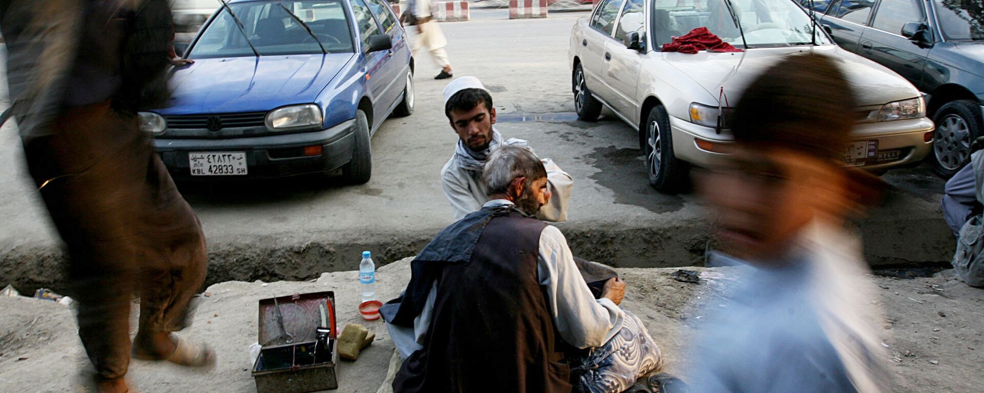 Афганский уличный парикмахер в Кабуле, 2007 год - Sputnik International, 1920, 28.12.2021