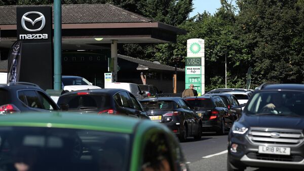 Vehicles queue up to enter the BP petrol station, in Harpenden, Britain, September 24, 2021.  REUTERS/Peter Cziborra - Sputnik International