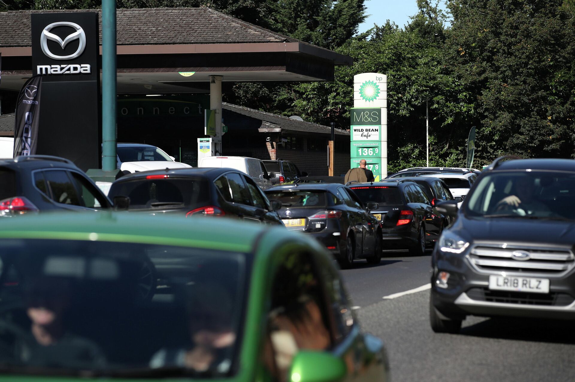 Vehicles queue up to enter the BP petrol station, in Harpenden, Britain, September 24, 2021.  REUTERS/Peter Cziborra - Sputnik International, 1920, 29.09.2021
