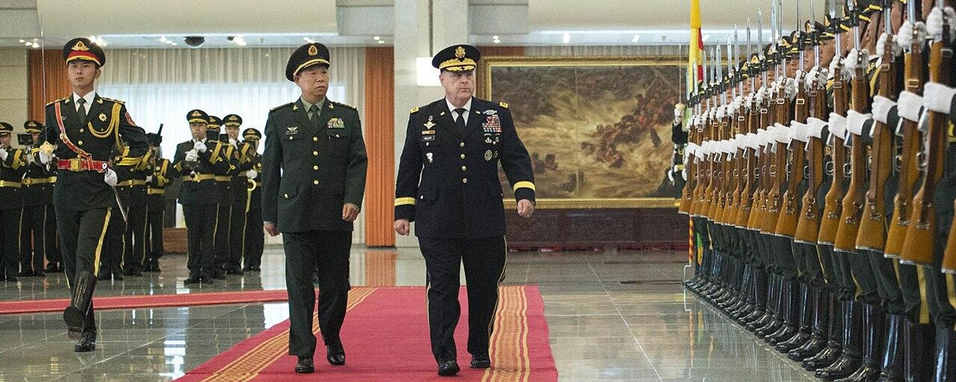  U.S. Army Chief of Staff General Mark A. Milley and Commander of the PLA Ground Force General Li Zuocheng inspect a Chinese military contingent at the Bayi Building in Beijing, China, Aug. 16, 2016 - Sputnik International, 1920, 28.09.2021