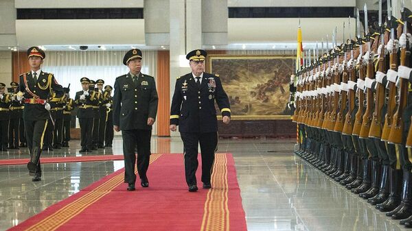 U.S. Army Chief of Staff General Mark A. Milley and Commander of the PLA Ground Force General Li Zuocheng inspect a Chinese military contingent at the Bayi Building in Beijing, China, Aug. 16, 2016 - Sputnik International