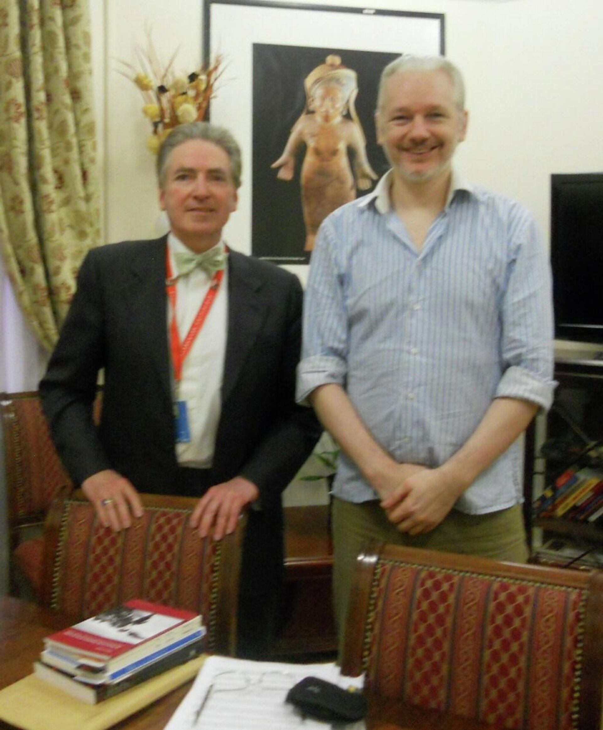 UN Independent Expert on the Promotion of a Democratic and Equitable International Order Alfred de Zayas with Julian Assange at the Ecuadorian Embassy in London in April 2015. - Sputnik International, 1920, 28.09.2021