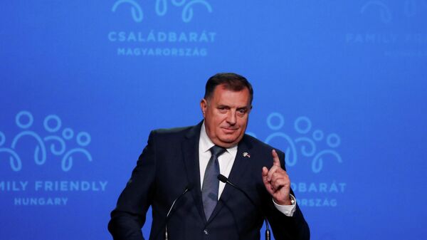 Member of Bosnia and Herzegovina's Presidency Milorad Dodik gestures as he speaks during the Budapest Demographic Summit in Budapest, Hungary, September 23, 2021. - Sputnik International