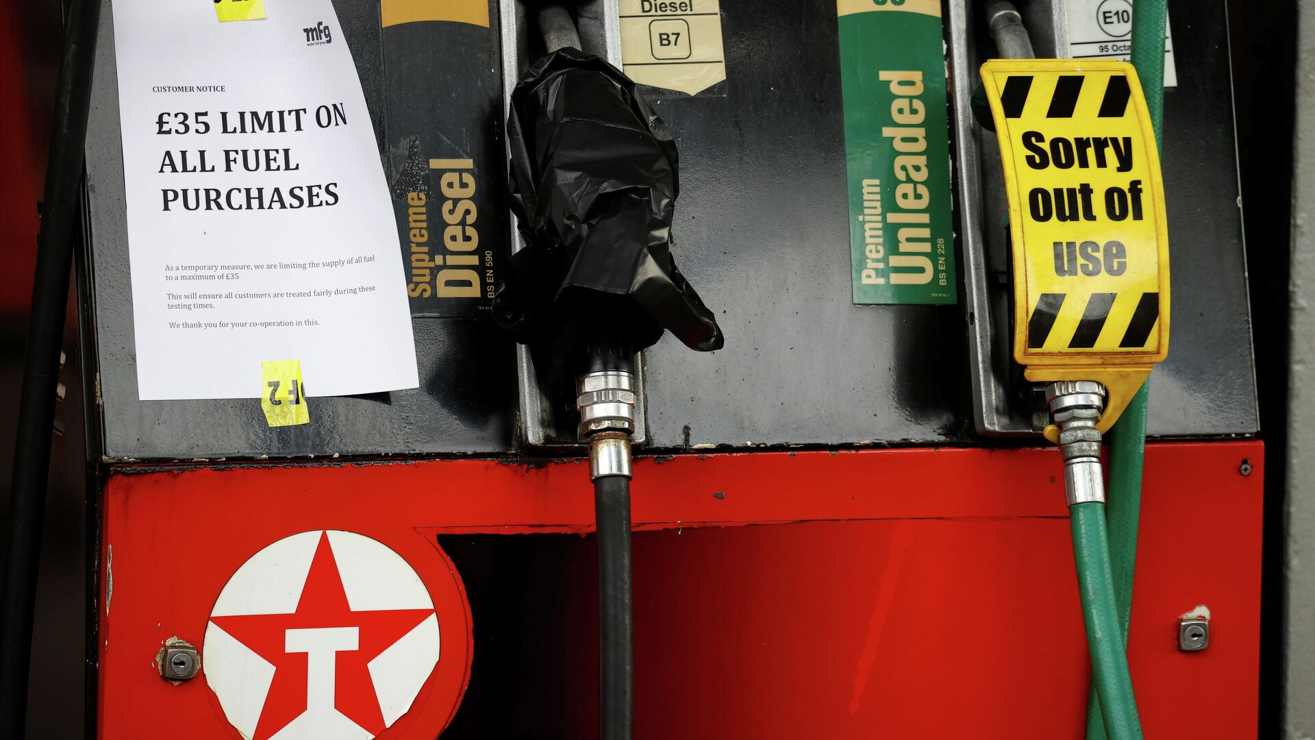 A sign advising people about a limit on fuel is attached to an empty petrol pump at a Texaco filling station in Manchester, Britain, September 28, 2021. - Sputnik International, 1920, 15.10.2021