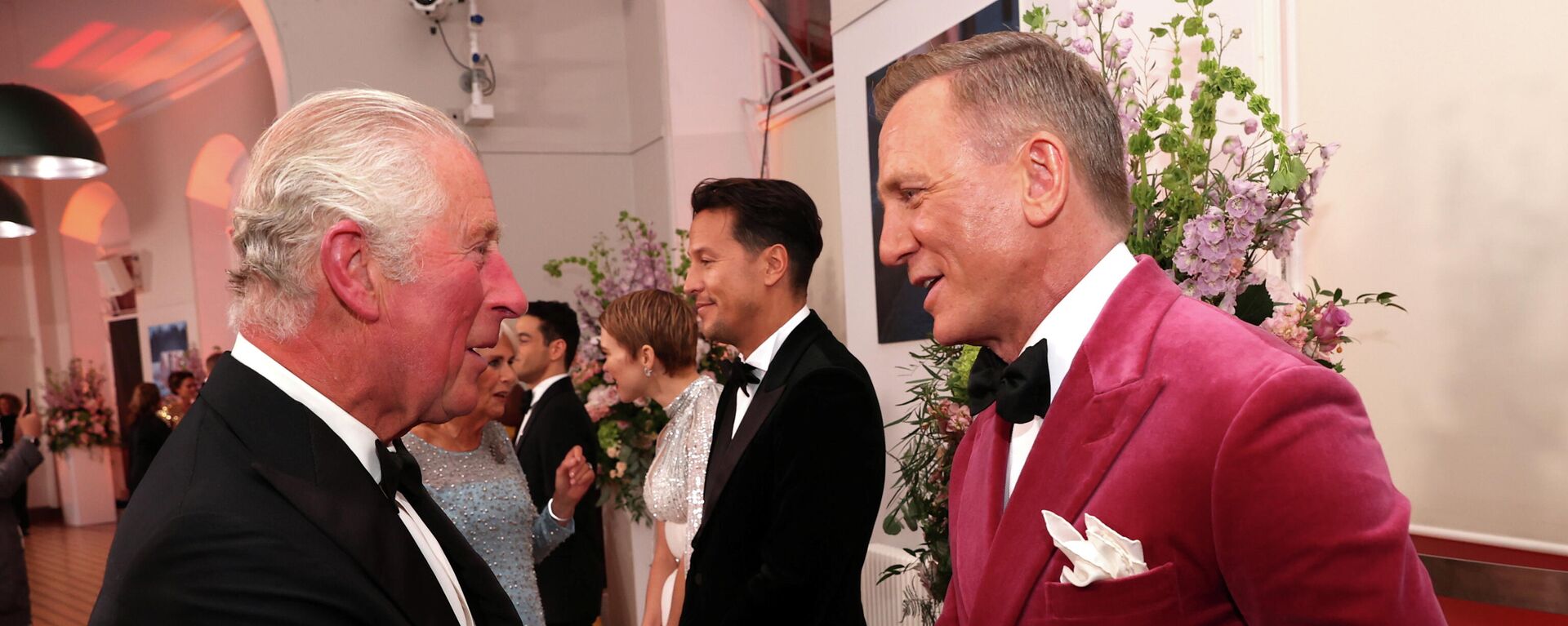 Britain's Prince Charles speaks with actor Daniel Craig at the world premiere of the new James Bond film No Time To Die at the Royal Albert Hall in London, Britain, September 28, 2021. - Sputnik International, 1920, 29.09.2021