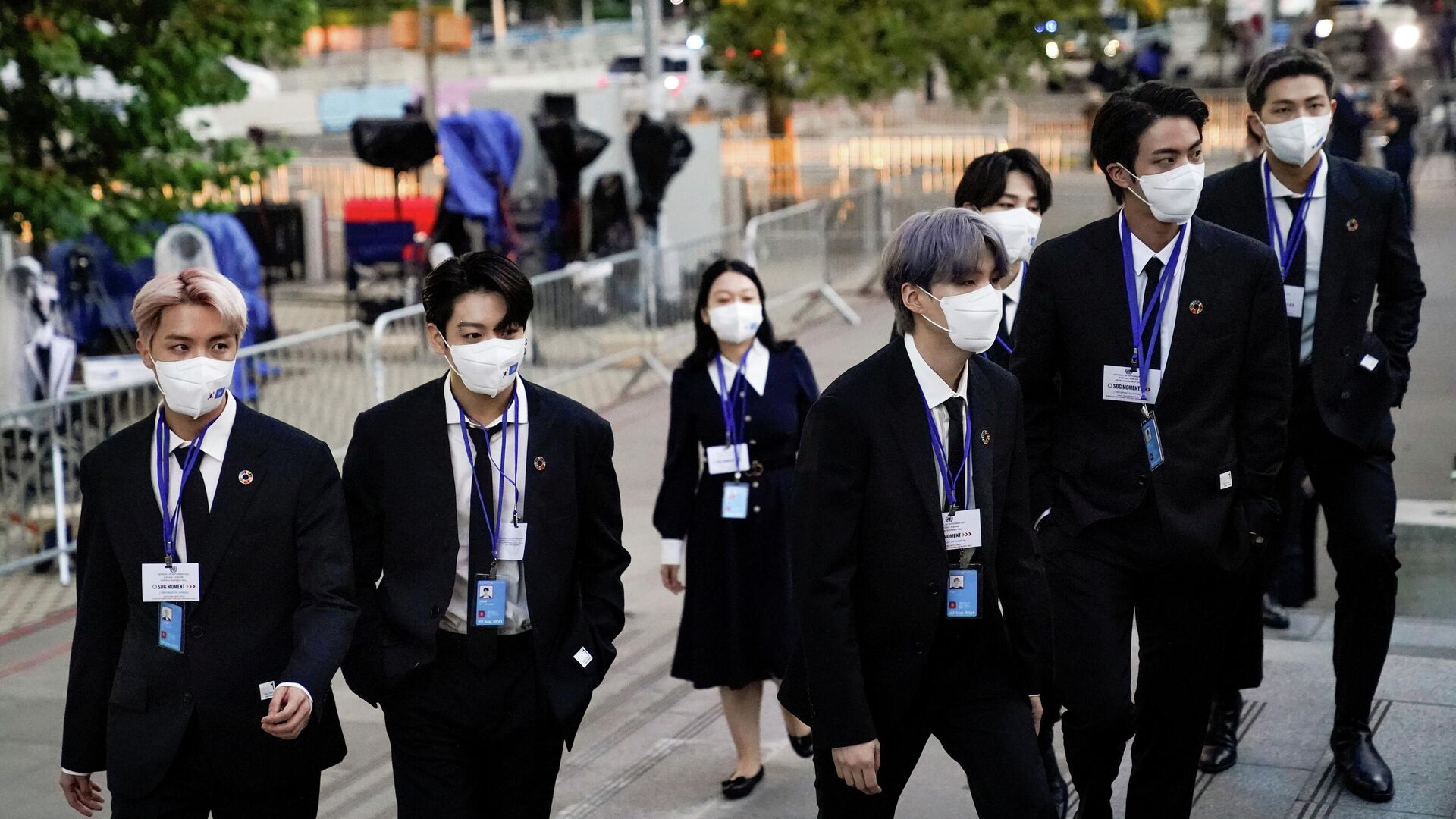 Members of the South Korean band BTS arrive at security check-in at the United Nations headquarters during the 76th Session of the U.N. General Assembly, in New York, U.S. September 20, 2021 - Sputnik International, 1920, 28.09.2021
