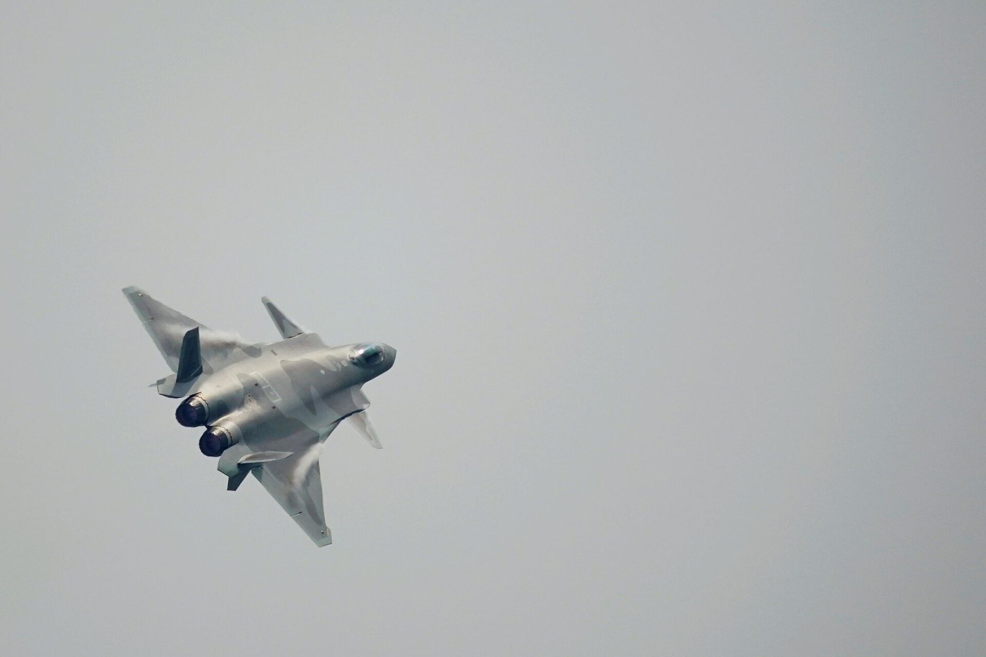 A J-20 stealth fighter jet of Chinese People's Liberation Army (PLA) Air Force performs at the China International Aviation and Aerospace Exhibition, or Airshow China, in Zhuhai, Guangdong province, China September 28, 2021 - Sputnik International, 1920, 29.09.2021
