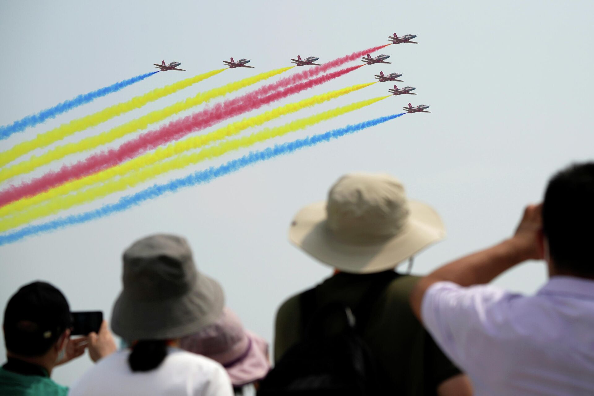 People watch Chinese People's Liberation Army (PLA) Air Force Red Falcon aerobatic team perform at the China International Aviation and Aerospace Exhibition, or Airshow China, in Zhuhai, Guangdong province, China September 28, 2021 - Sputnik International, 1920, 19.10.2021