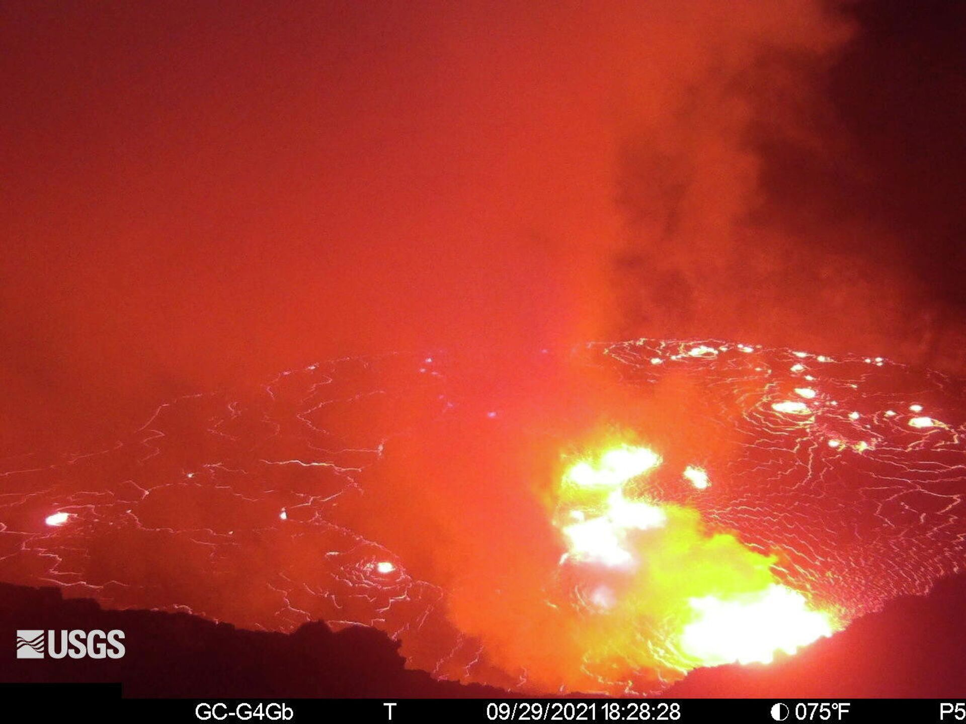 General view of lava surfacing on the Halema'uma'u crater of Kilauea volcano in Kilauea, Hawaii, US September 29, 2021, in this still image provided by the USGS surveillance camera - Sputnik International, 1920, 30.09.2021