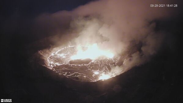 General view of lava bubbling away in the volcano in Hawaii - Sputnik International