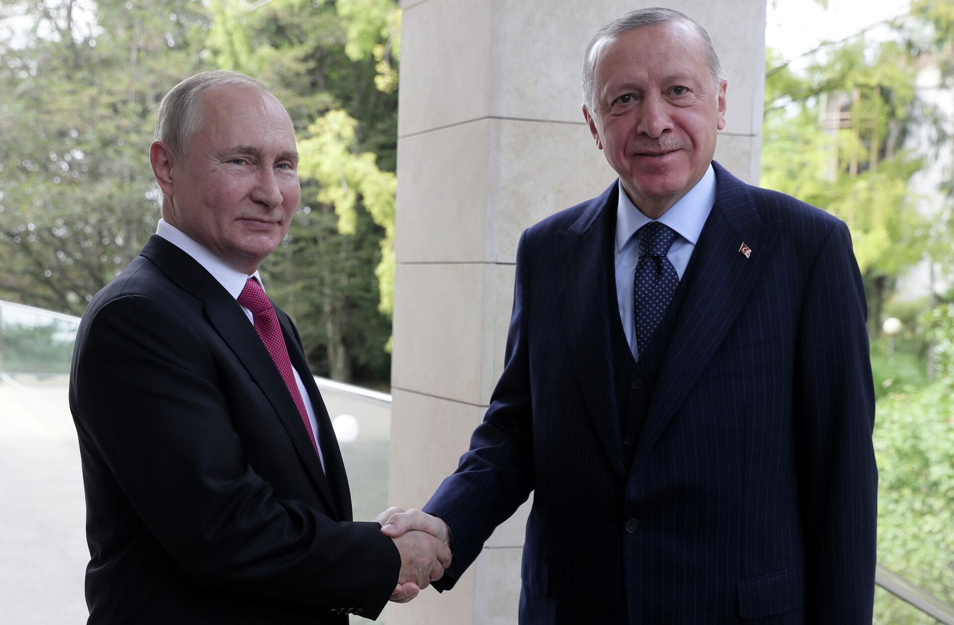 Russian President Vladimir Putin shakes hands with Turkish President Tayyip Erdogan during a meeting in Sochi, Russia September 29, 2021 - Sputnik International, 1920, 04.10.2022