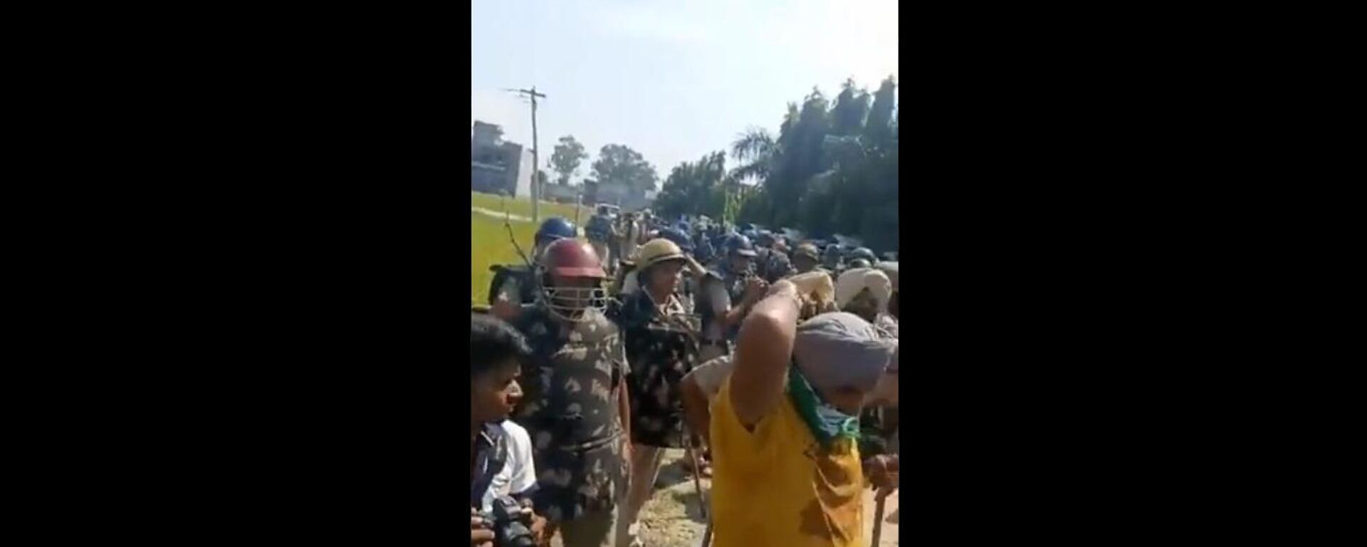 Farmers have broken 2 barricades, which were meant to  keep them away from a BJP meeting, chaired by India MLA - Sputnik International, 1920, 30.09.2021