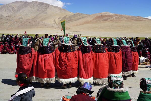 Ladakhi people perform a traditional dance. - Sputnik International