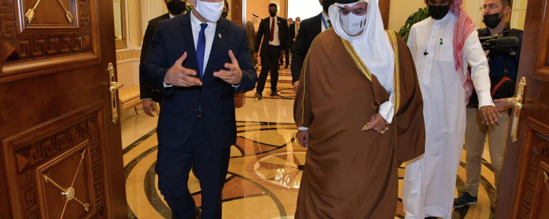 Israeli Foreign Minister Yair Lapid meets with Bahrain's Crown Prince Salman bin Hamad Al Khalifa in Manama, Bahrain, September 30, 2021 - Sputnik International, 1920, 01.10.2021