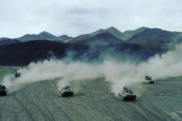 The Indian Army carries out live fire exercises in Ladakh in September 2021. - Sputnik International