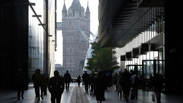 Workers walk towards Tower Bridge in London, Britain, September 15, 2021 - Sputnik International