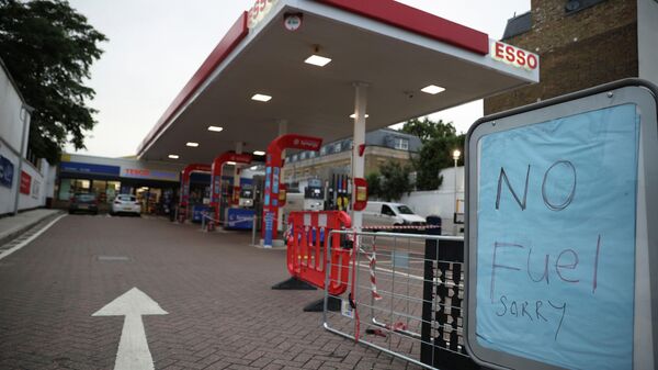 A sign indicates a lack of fuel at a fuel station, in London, Britain, September 30, 2021 - Sputnik International