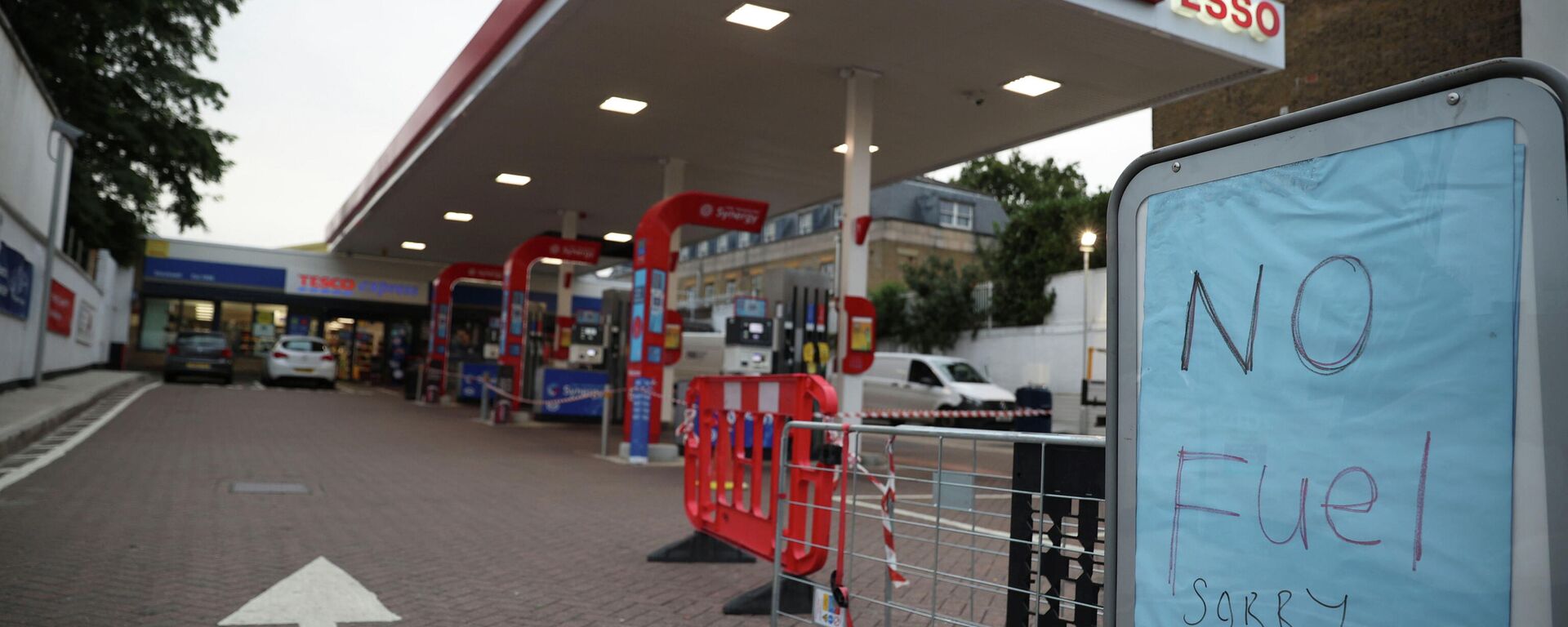 A sign indicates a lack of fuel at a fuel station, in London, Britain, September 30, 2021 - Sputnik International, 1920, 01.10.2021